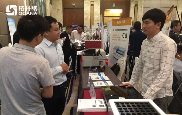 格丹納工程師現(xiàn)場與用戶、專業(yè)人士進行交流