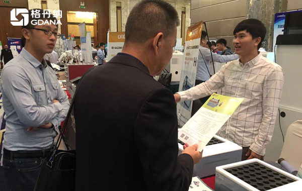 格丹納工程師現(xiàn)場與用戶、專業(yè)人士進行交流