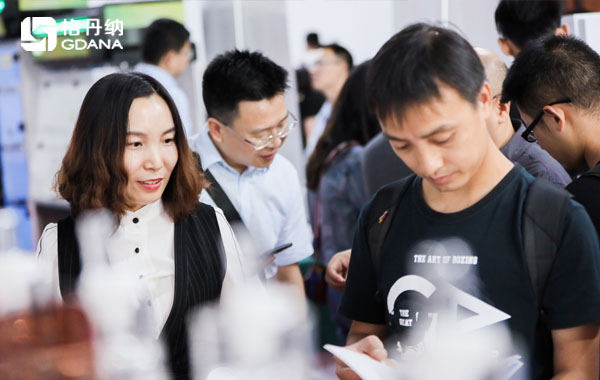 現(xiàn)場老師、專業(yè)人士與格丹納工程師一對一交流